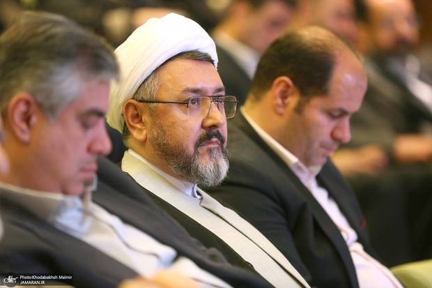 رئیس مؤسّسة تنظیم ونشر آثار الإمام: فی الجمهوریّة الإسلامیّة تُنفق ملیارات التومانات على عملٍ فنّیّ، ویُذکر فیه أسماء بعض الکبار وأعلام البلاد، ولکن لا یُذکر فیه اسم الإمام الخمینی!