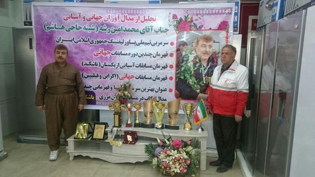 قهرمان مهابادی پاورلفتینگ جهان مدال هایش را به مردم زلزله زده کرمانشاه اهدا کرد