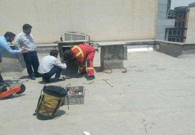 گیر افتادن سارق یک خانه در کانال کولر! + عکس
