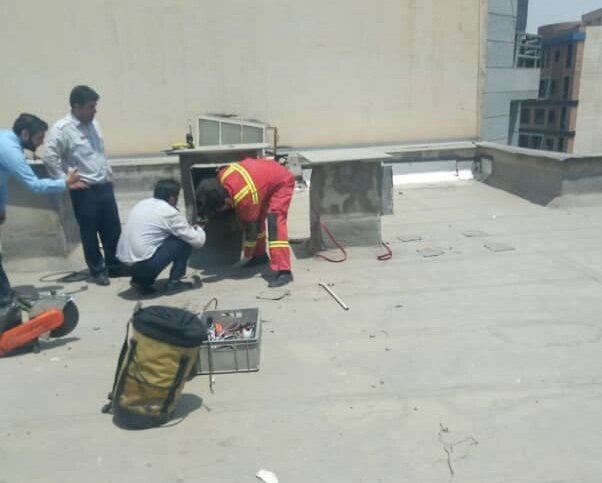 گیر افتادن سارق یک خانه در کانال کولر! + عکس
