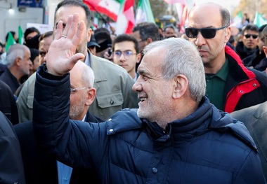 پیام پزشکیان به مردم ایران پس از راهپیمایی ۲۲ دی: در برابر عظمت اراده مقتدرانه و حضور با صلابت شما سر تعظیم فرود می‌آورم/ این حضور شکوهمند و حماسه ساز شگردهای بدخواهان ملت را نقش برآب می‌کند و عزم ملی را در حفاظت از کیان کشور نشان می‌دهد