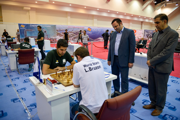 توقف تیم شطرنج منتخبان جهان مقابل منتخبان ایران