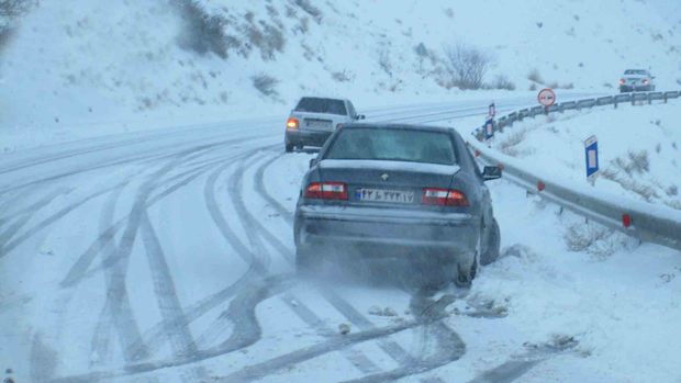توقف ترافیک اتوبان تهران- کرج به سبب یخبندان و حجم بالای خودروها