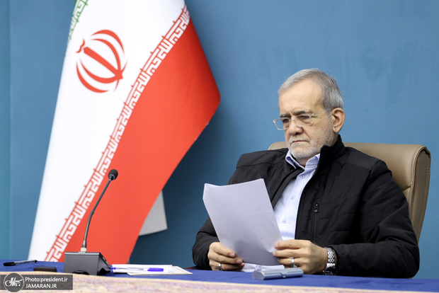 جمعی از اساتید روزنامه‌نگاری به پزشکیان: حالا که لایحه «مقابله با انتشار محتوی خبری خلاف واقع» را پس گرفته‌اید برای مصلحت ملی فیلترینگ را هم حذف کنید