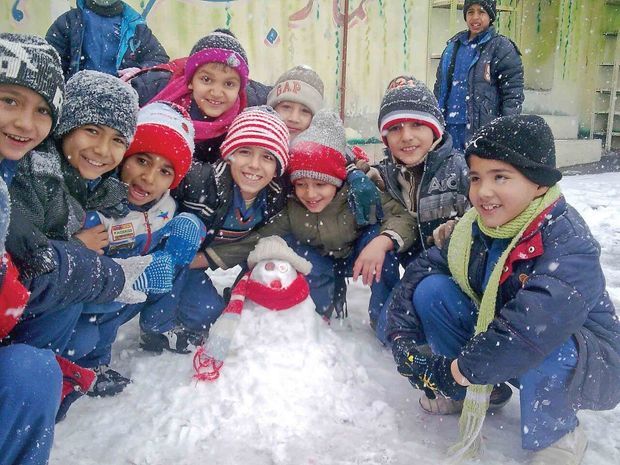 برف مدارس ابتدایی همدان را به تعطیلی کشاند