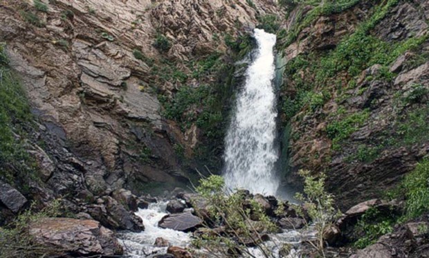 آبشار سرابودک ایرانشهر زیستگاه امن پرندگان گردشگران را فرا می خواند