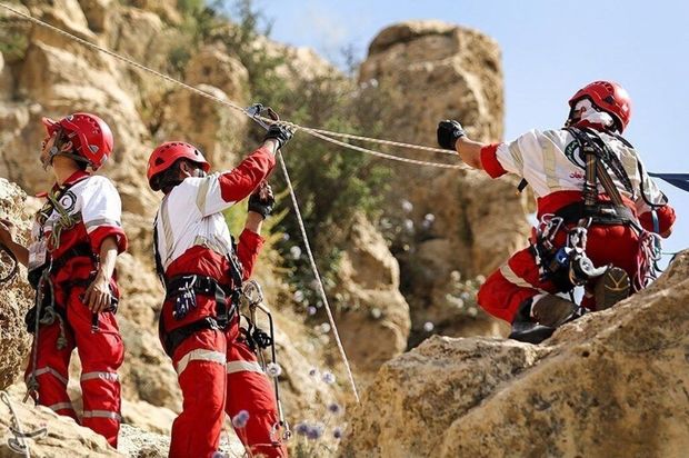 جسد کوهنورد از آبهای دره تنگ زندان چهارمحال و بختیاری خارج شد