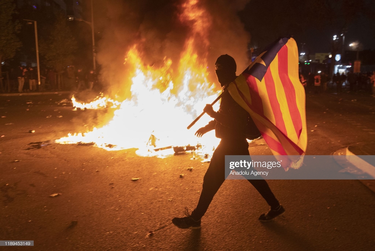 ال کلاسیکوی سیاسی و اعتراضات در خیابان های بارسلونا +تصاویر