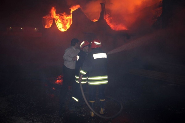 آتش‌سوزی گسترده در انبار چوب شهرستان نهاوند  خسارت سنگین حادثه