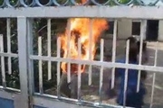 مرد هندی مقابل ماموران پلیس خود را به آتش کشید