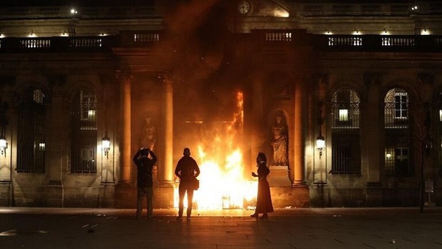 پنجشنبه سیاه؛معترضان فرانسوی شهرداری شهر بوردو را آتش زدند