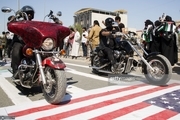 عکس/ رژه موتورسواران از روی پرچم آمریکا
