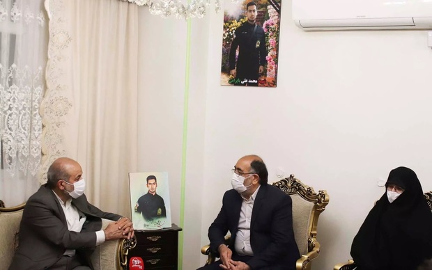 وحیدی، وزیر کشور: شهدا فراتر از زمان و مکان حرکت می کنند/ تصاویر دیدار با خانواده یک شهید ناجا