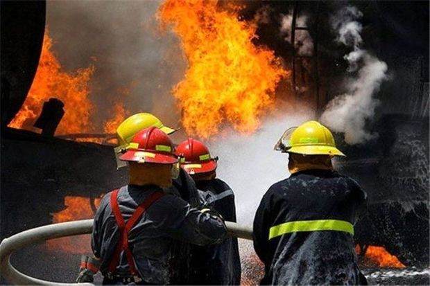 ساختمان تجاری در غرب تهران آتش گرفت