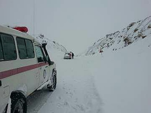 100 مسافر گرفتار در برف وکولاک امدادرسانی شدند