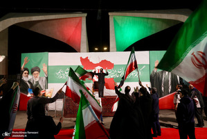 پنجاه و‌هفتمین اجتماع پر شور مردم در مقابل دانشگاه تهران