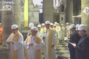 اولین مراسم عبادت پس از آتش‌سوزی در کلیسای نوتردام پاریس
