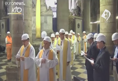 اولین مراسم عبادت پس از آتش‌سوزی در کلیسای نوتردام پاریس
