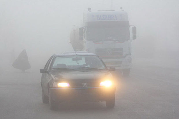 مه غلیظ تردد خودروها در گردنه‌های همدان را کُند کرد