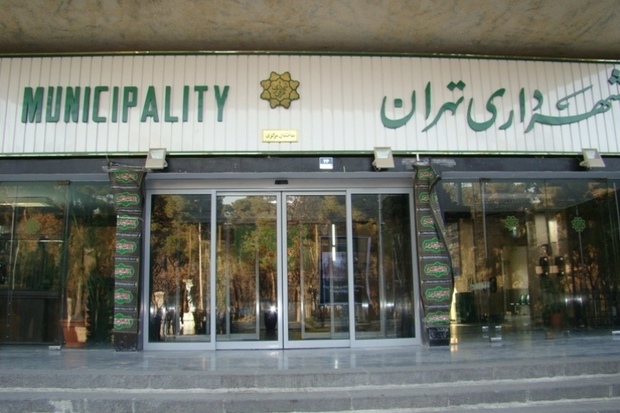 فردی مقابل شهرداری تهران اقدام به خودسوزی کرد