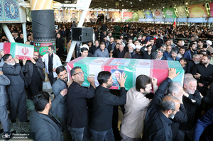 اقامه نماز رهبر معظم انقلاب بر پیکر رئیس جمهوری و یارانش