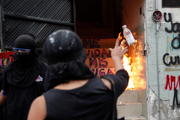 زنان خشمگین مکزیکی یک ساختمان دولتی را آتش زدند