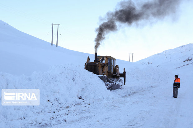 برف راه ۲۰ روستای هشترود را مسدود کرد