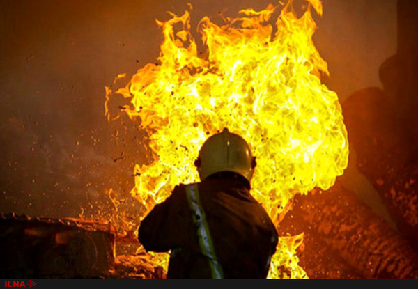 حادثه آتش‌سوزی در بازار سرپوشیده تبریز  تلاش نیروی‌های آتش‌‌نشانی برای اطفا حریق