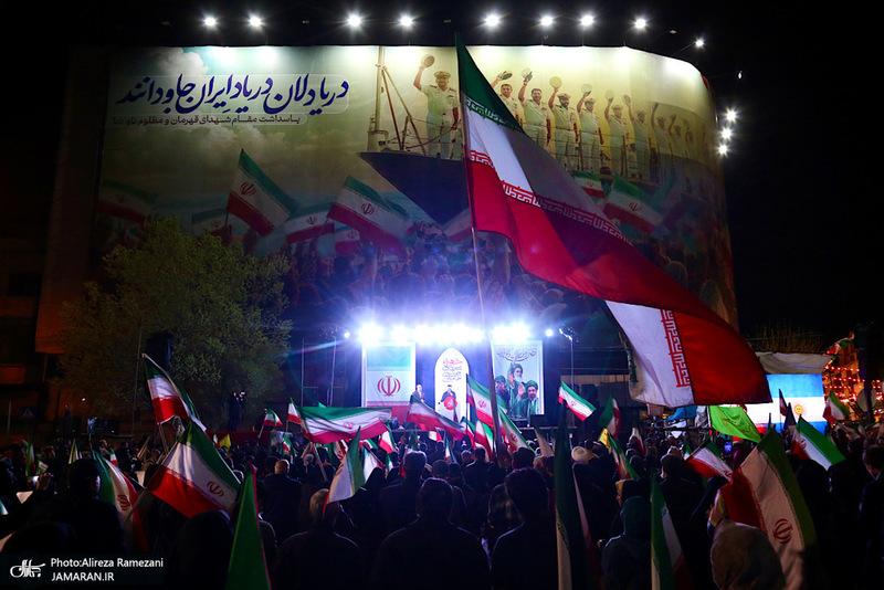 اجتماع مردمى در ميدان انقلاب