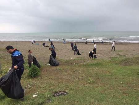 پاکسازی نوار ساحلی تازه آباد رضوانشهر توسط دوستداران محیط زیست