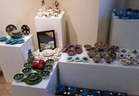 گشایش دو نمایشگاه سفال و هدایای نوروزی در تبریز