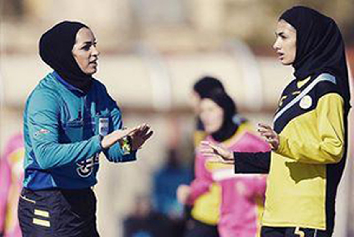 قضاوت داور فارسی در دیدار دوستانه تیم ملی فوتبال بانوان