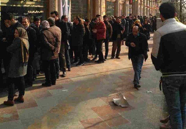 مردم تبریز برای فروش ارز شبانه صف کشیدند