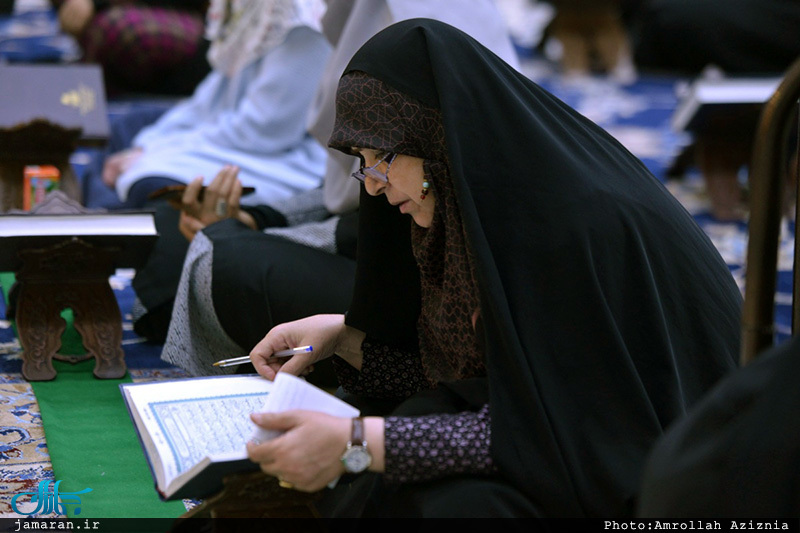 ادای احترام شرکت کنندگان در  مسابقات بین المللی قرآن کریم  به مقام شامخ حضرت امام خمینی(س)
