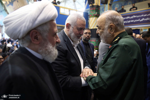اقامه نماز رهبر معظم انقلاب بر پیکر رئیس جمهوری و یارانش