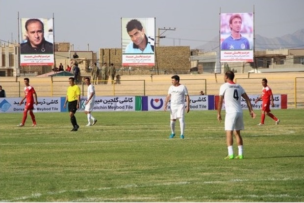 تیمی از بازیکنان سابق تیم ملی فوتبال، مهربد میبد را شکست داد
