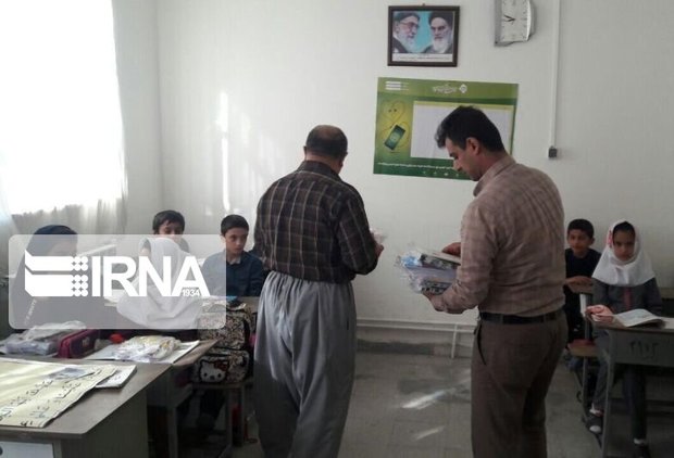 ۲۰۰ بسته نوشت افزار در مدارس سروآباد توزیع شد