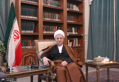 یک گفت و گوی منتشرنشده با آیت الله هاشمی رفسنجانی: بعضی ها می خواهند حکومت اسلامی را منهای جمهوریت قبول کنند/ من می گویم این نمی شود/  اگر فقیهی مشروعیت حکومت داشته باشد، تا مردم رأی ندهند، نمی تواند تشکیل حکومت دهد