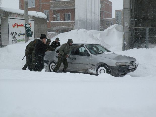امدادرسانی پلیس نمین به خودروهای گرفتار در برف