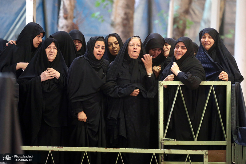 اقامه نماز رهبر معظم انقلاب بر پیکر رئیس جمهوری و یارانش