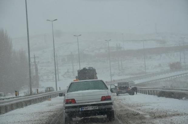 بارش برف در گردنه های کوهستانی زنجان جریان دارد
