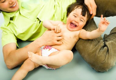 از خنده بچه ها وقتی قلقلک‌شان می دهید خوش‌تان نیاید/ آنها اذیت می شوند