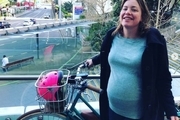 خانم وزیر با دوچرخه به بیمارستان محل زایمان خود رفت+ عکس