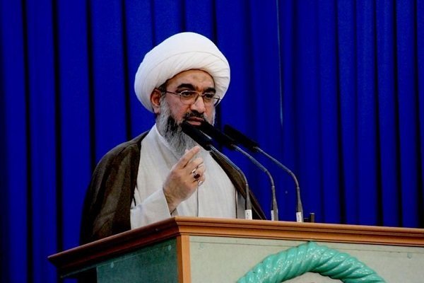 امام جمعه بوشهر: ایران تحت تاثیر دسیسه های استکبار جهانی قرار نمی گیرد