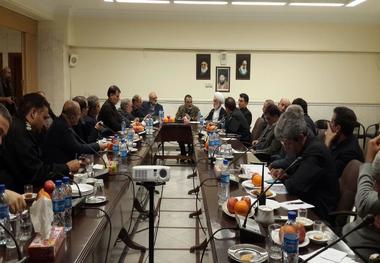 آیت الله هاشمی کنار امام در داخل ضریح آرام می گیرد
