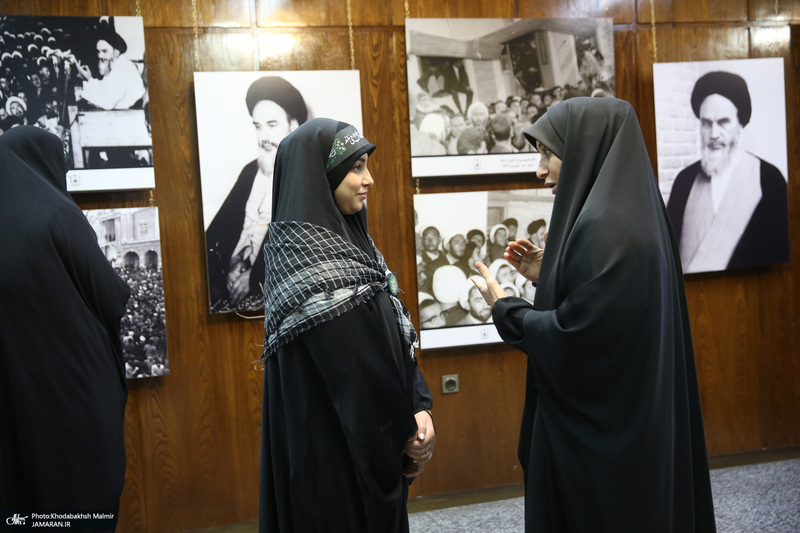 بازدید جمعی از دانش آموزان مدرسه انقلاب کرج از بیت امام خمینی در جماران