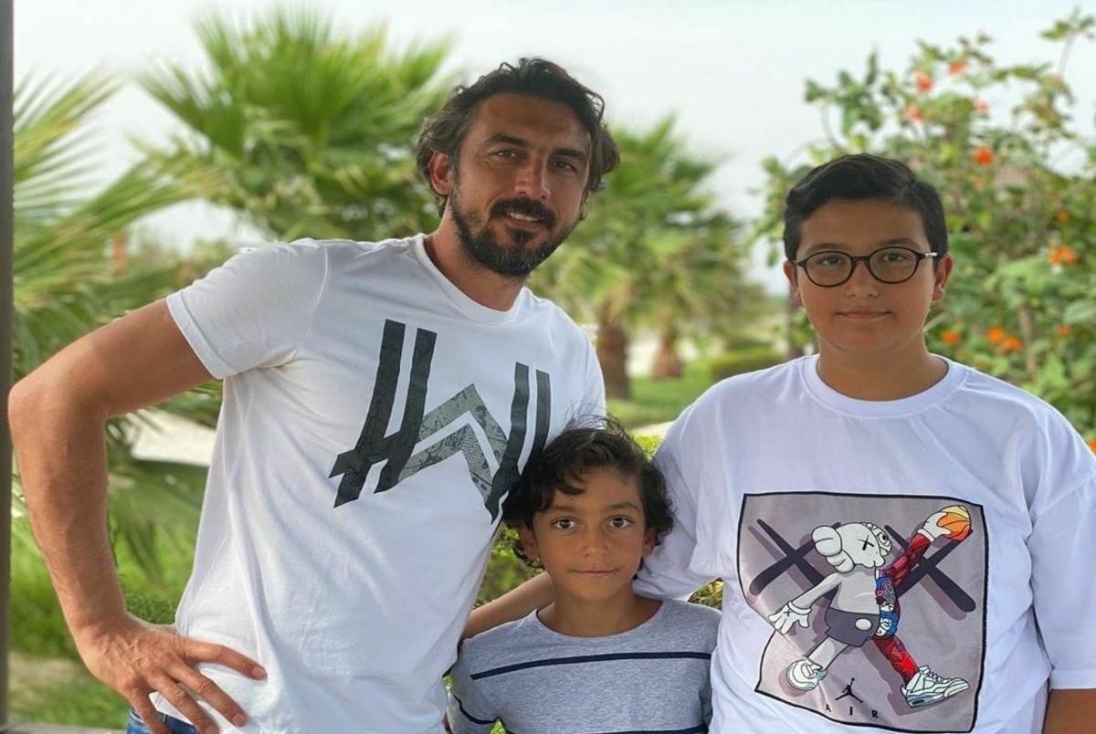 مهدی رحمتی در کنار دو پسرش در جزیره کیش+عکس