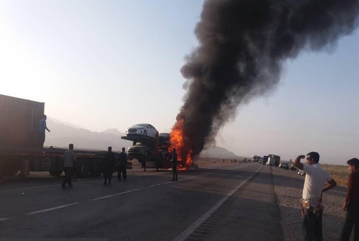  تریلی حامل خودروهای لوکس در جاده بندر عباس آتش گرفت+ فیلم و تصاویر