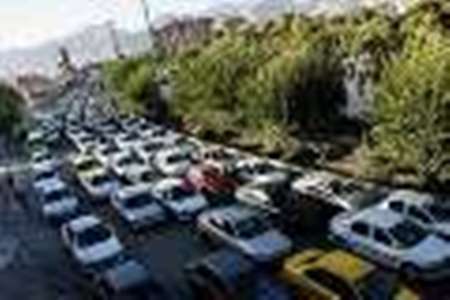 تردد خودروها در کلیه مسیرهای منتهی به تهران پرحجم و نیمه سنگین است