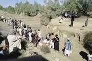 صحنه‌ای از کمک مردم سیستان و بلوچستان برای رساندن اقلام به روستا